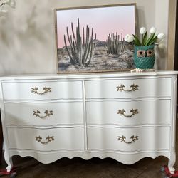 Beautiful Vintage 6 Drawer Dresser