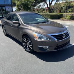 2013 Nissan Altima SV LOW MILES!