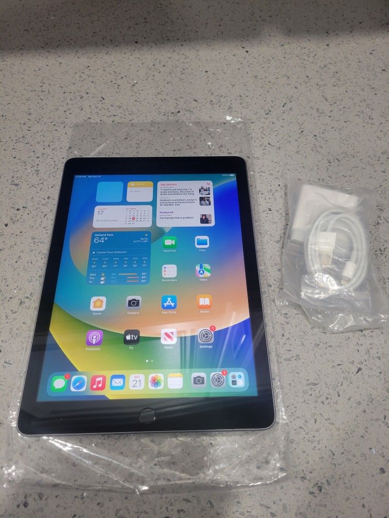 Apple iPad 5th Gen 32GB 9.7" WiFi  Space Gray