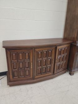 BEAUTIFUL SOLID WOOD MID CENTURY CHINA HUTCH