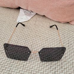 Gold-Frame Black Lens Women’s Fashion Sunglasses