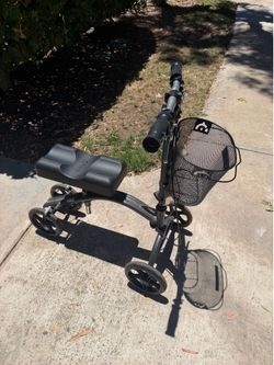 Knee scooter with basket