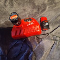 Milwaukee Charger With 2 M12 Battery 