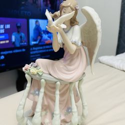 Estatua De Ángel Sentada Con Una Paloma De Porcelana 
