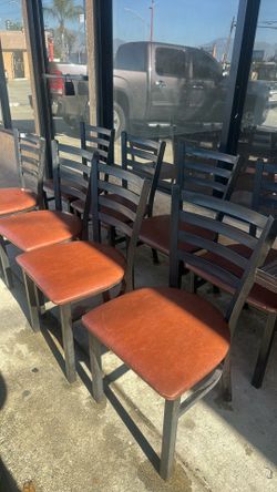 se venden 44 silllas usadas de metal