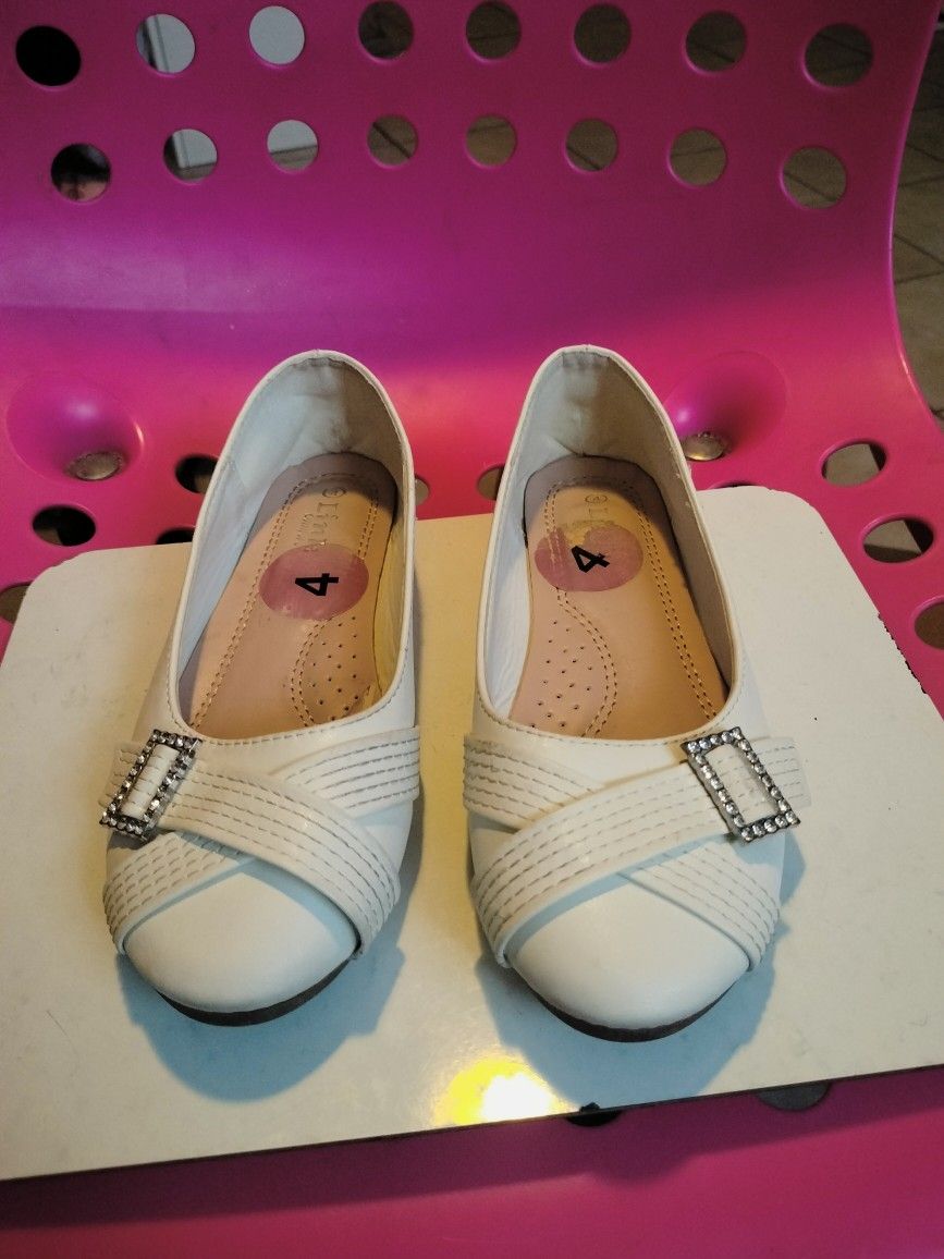 Link Flat Shoes Size 4Y