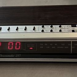 Vintage Realistic Chronomatic 257 Model 12-1564 AM/FM Radio Alarm