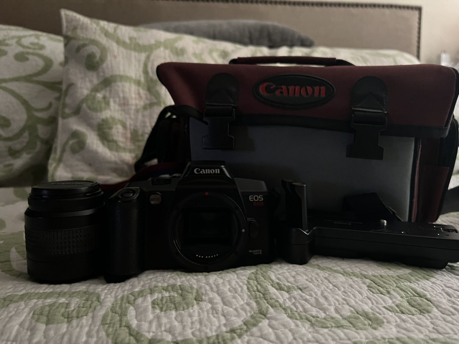 Canon EOS 888 Quartz Date 35mm Film Camera