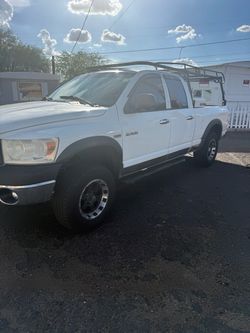 Vendo troca 4x4 V8 con caja de herramientas y soporte para carga .titulo limpio .soy el dueño .mecanica al 100