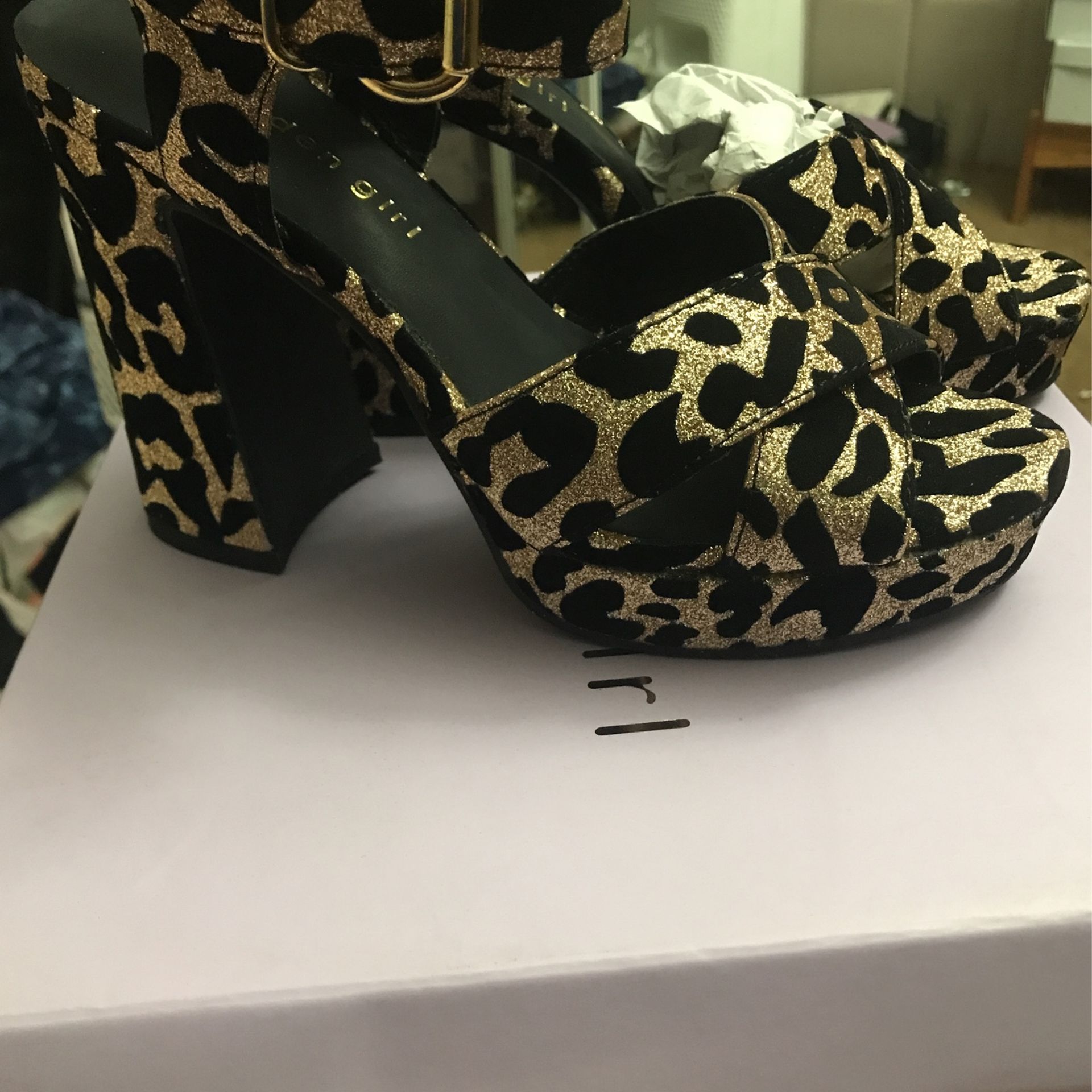 Madden Girl Size 7 Glittery Gold Leopard