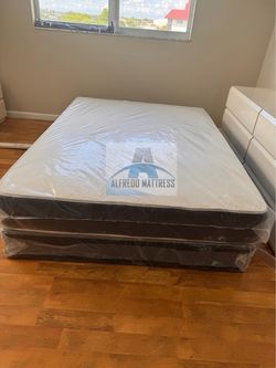 Queen mattress regular set with box spring ( 2pc brand new)