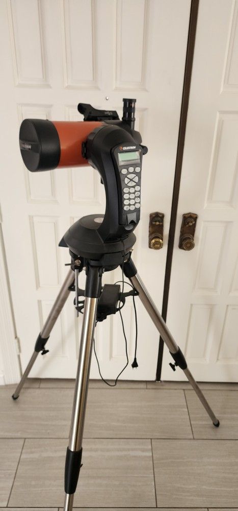 Celestron NexStar 4SE
- Computerized Telescope