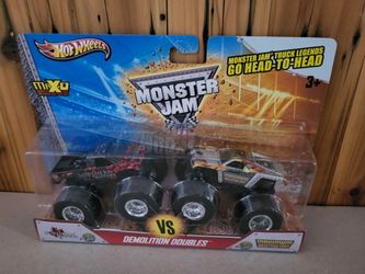 HotWheels Monster Jam NORTHERN NIGHTMARE vs MAX-D