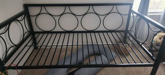 Metal Daybed with Mattress – Barely Used