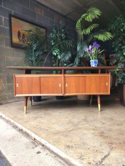 Vintage MCM Walnut Low Profile Credenza / TV Stand