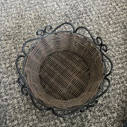 Small Wicker Basket with Metal Scroll Frame – Farmhouse Decor