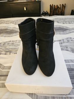 Women low boots size 7