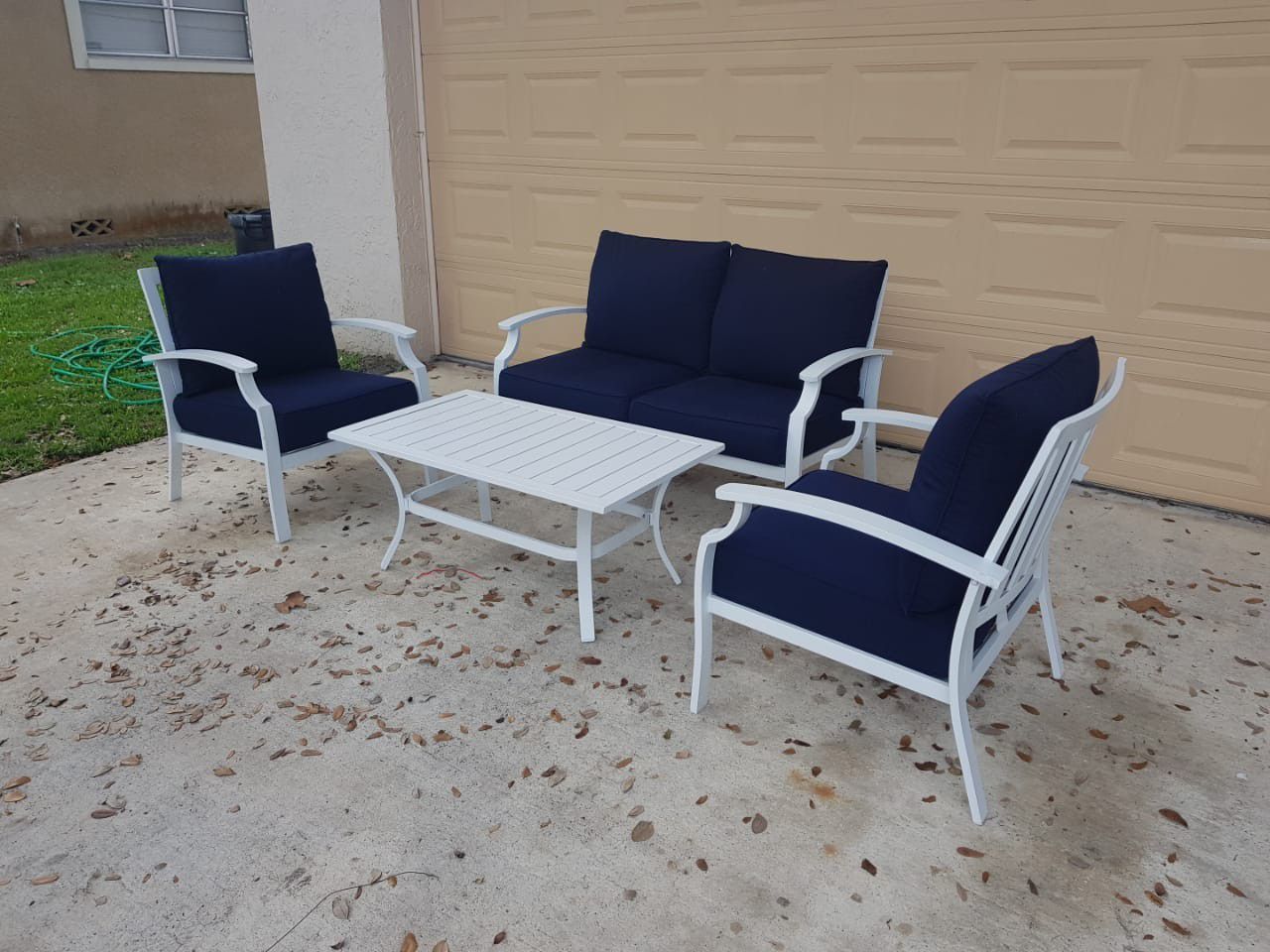 Outdoor patio furniture set with table and cushions like new