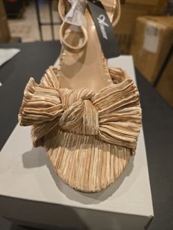 Gold Pleated Knot Heeled Sandal. Size 8.5