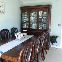 Dining Room Table & 8 Chairs ,buffet 