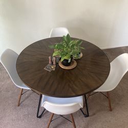 Circular Table & Chairs