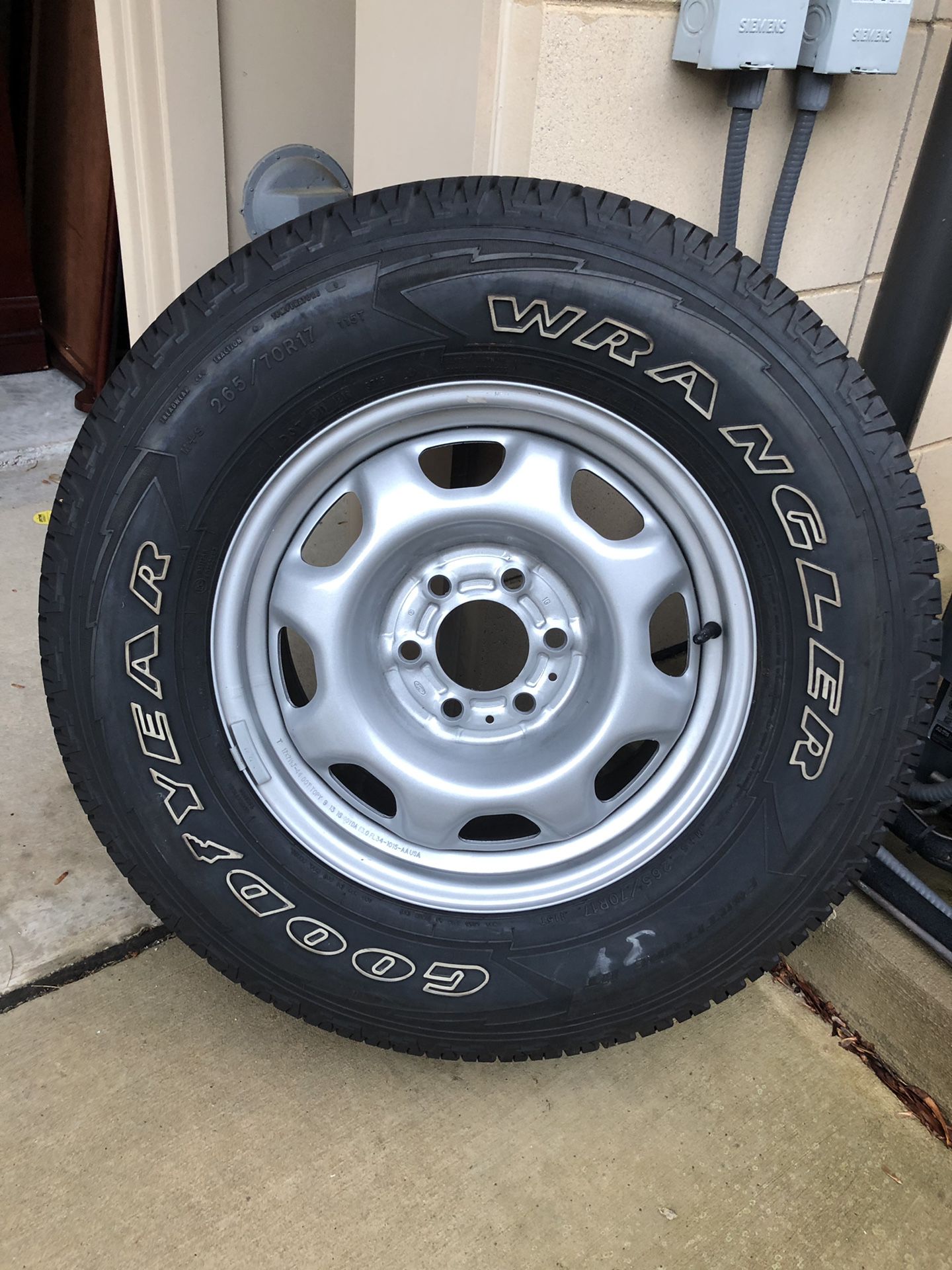 Truck Tire and rim 265/70R17