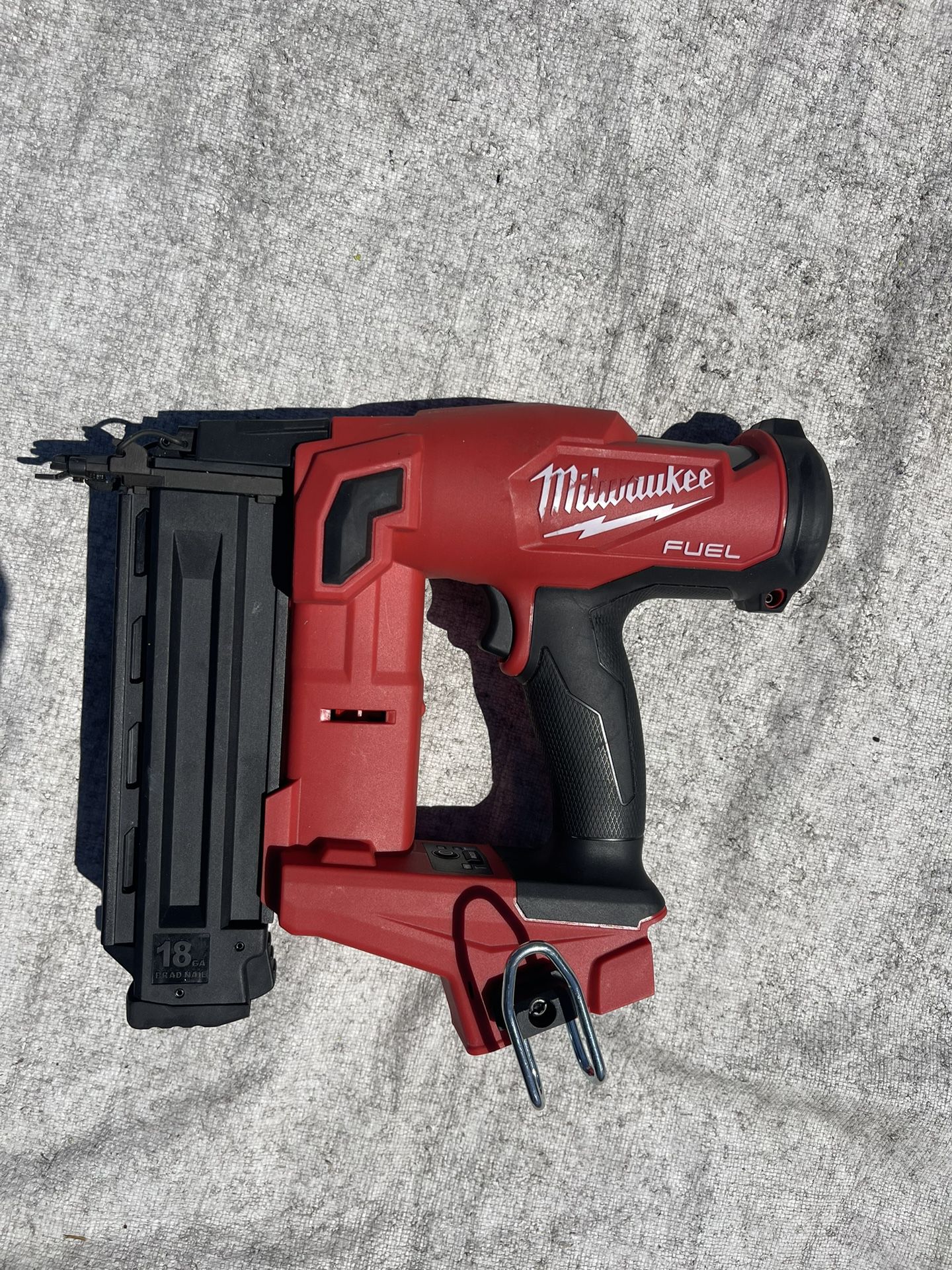 Milwaukee M18 FUEL 18-Volt Lithium-Ion Brushless Cordless Gen II 18-Gauge Brad Nailer (Tool-Only)solo Se Provo 