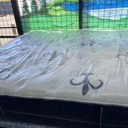 KING SIZE STEARNS & FOSTER STUDIO MATTRESS & BOX SPRINGS BED SET