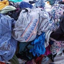 A Lot Of Clothes For Sale (Mucha Ropa)