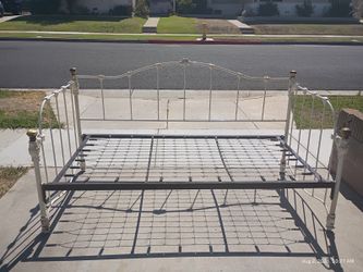 Iron day bed