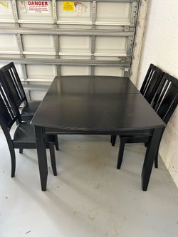 Black Extendable Dining Table – Modern, Expandable