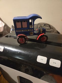 ERTL 1905 Ford's First Delivery Car Replica