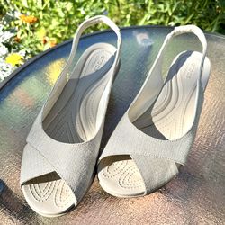 Ladies’ Crocs Shimmer Tan Wedge Sandals, Size 10 Shoes