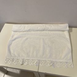 Beautiful White Bath Towel w/ Eyelet Lace Trim 48” x 26” Egyptian Cotton 