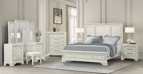Creamy White Traditional Queen Bed