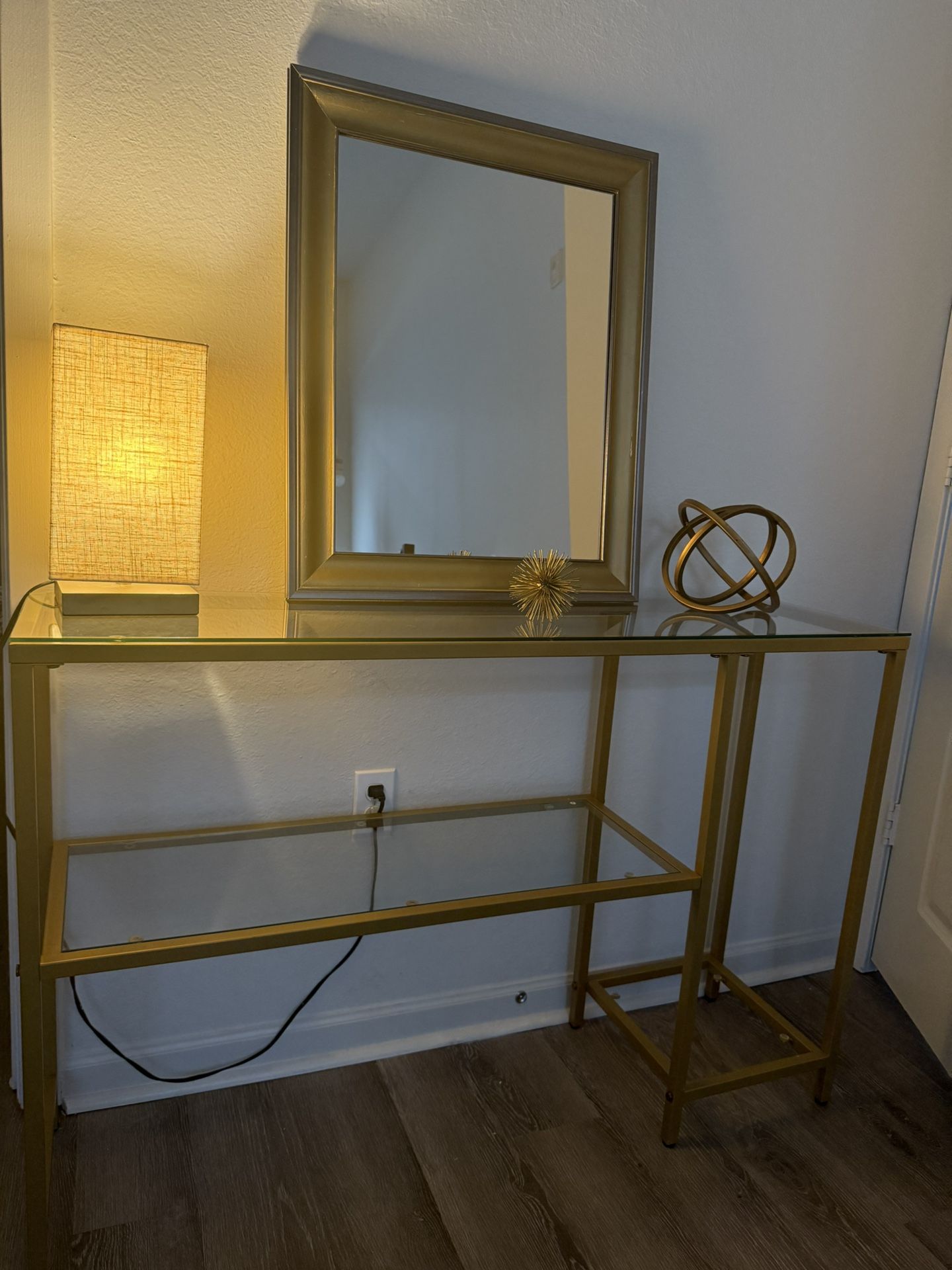 Entryway table Includes Mirror, Lamp And Decor