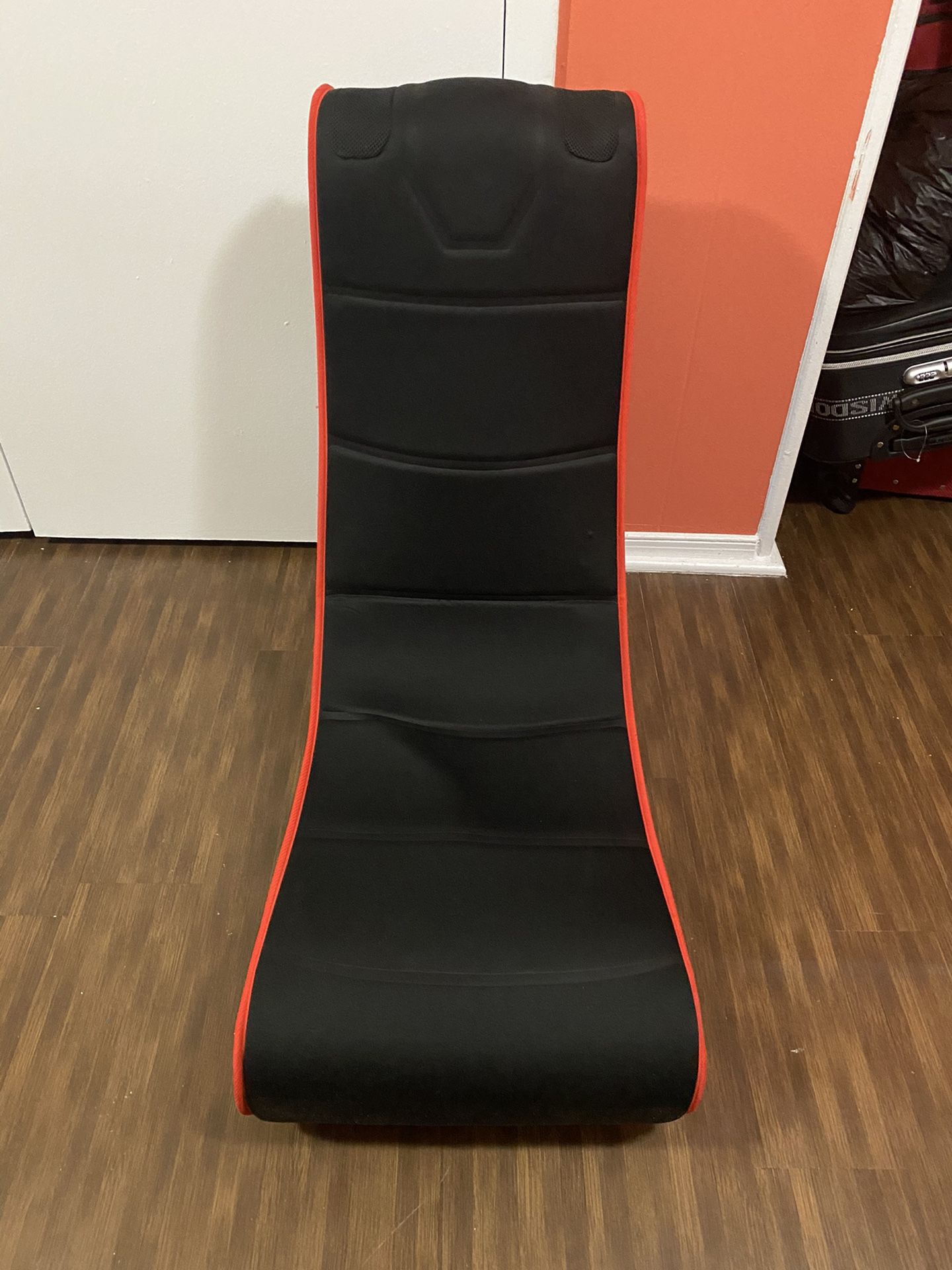 GAMER CHAIR WITH SPEAKER