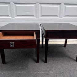 (2) Solid Wood Side/End Tables In Dark Brown Color. Delivery Available 🚚.