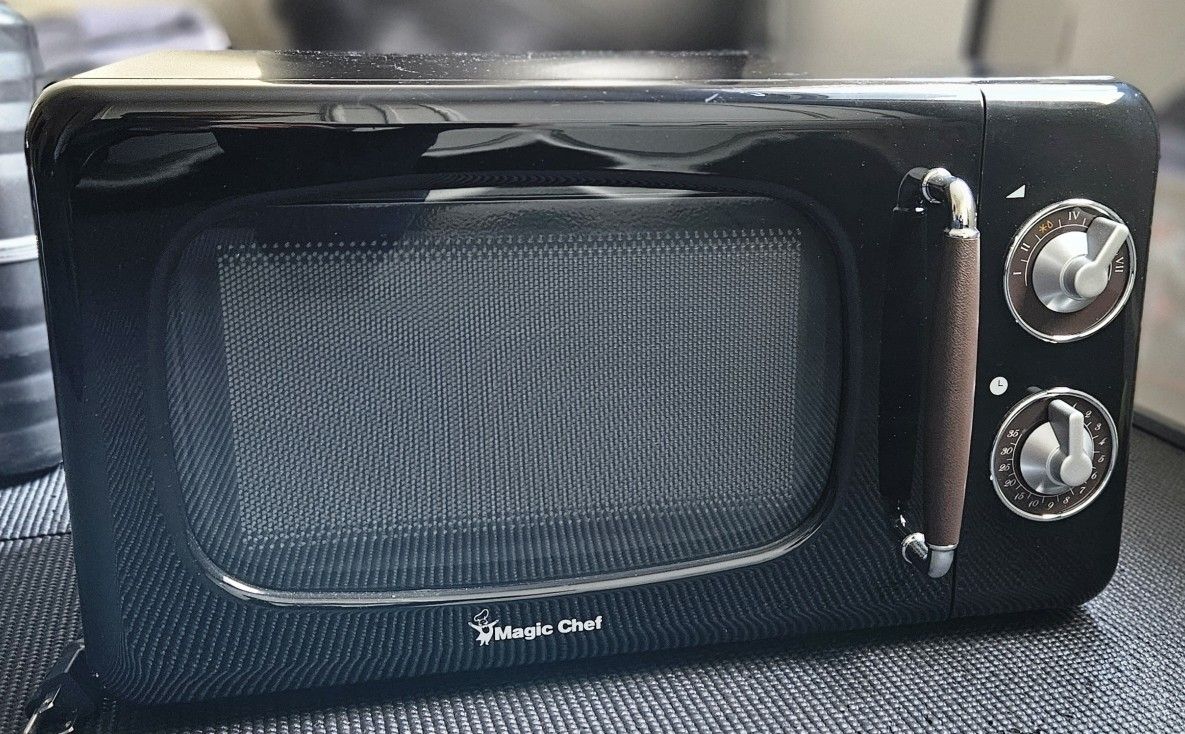 Magic Chef Retro Microwave Oven