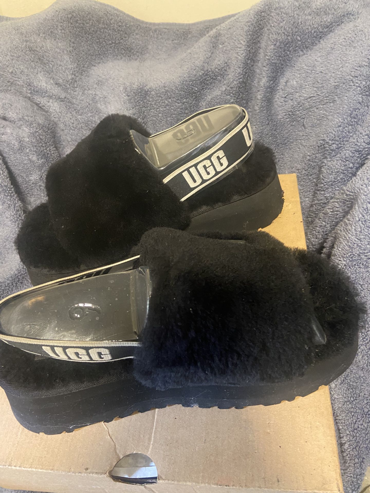 UGGS SLIPPERS