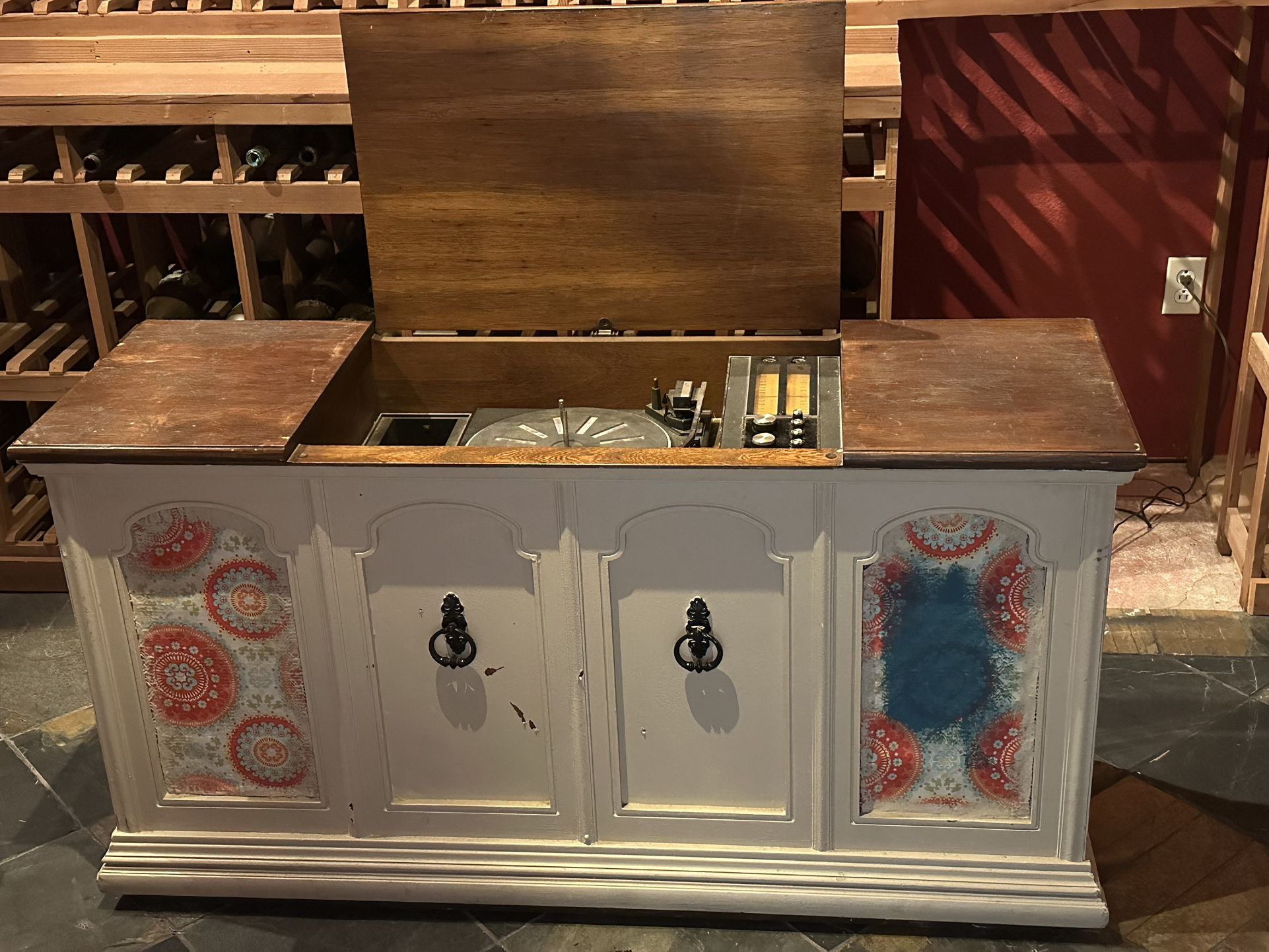 Old School Radio and Record Player