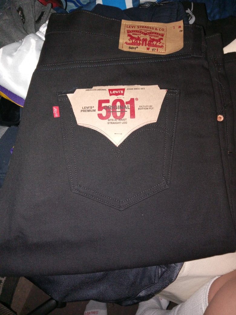 501 Levi Shorts Size 42 (BRAND NEW)