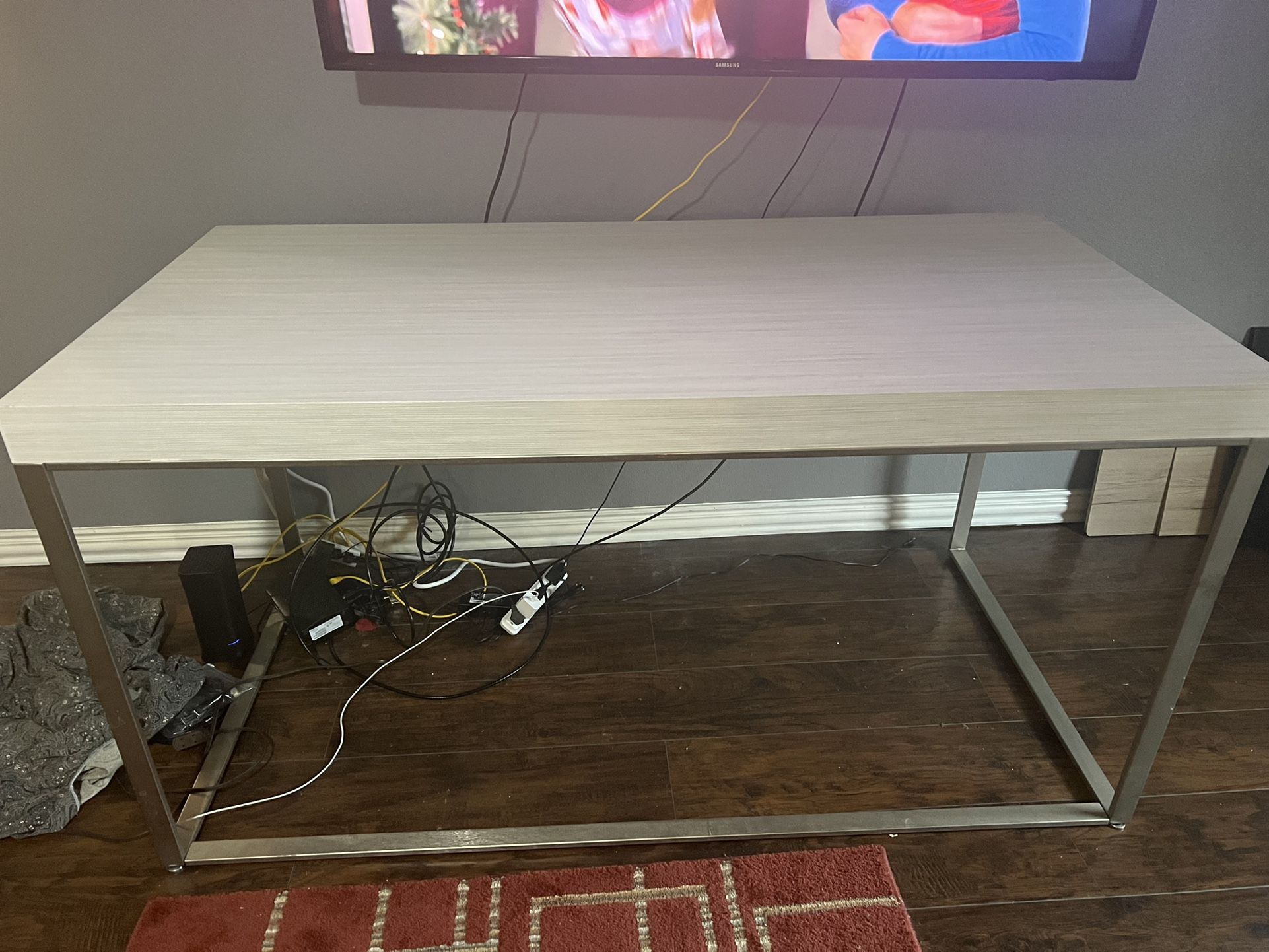 White And Silver Table / Desk 
