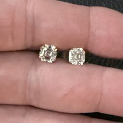 1.5. Ctw 14 Kt Gold Diamond Earrings 