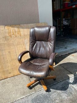 Silla de cuero y madera de oficina / office leather and chair