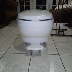 RV TOILET 