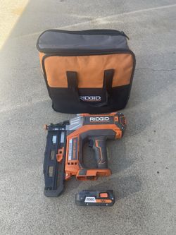 RIDGID 18V Brushless Cordless HYPERDRIVE 16-Gauge 2-1/2 in. Straight Finish Nailer, Battery And Bag