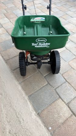 Scotts Turf Builder EdgeGuard Broadcast Spreader