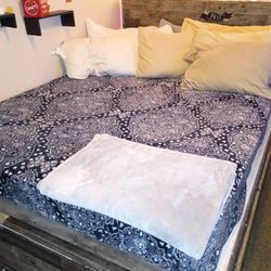 Queen Size Bed With Dresser Drawers 