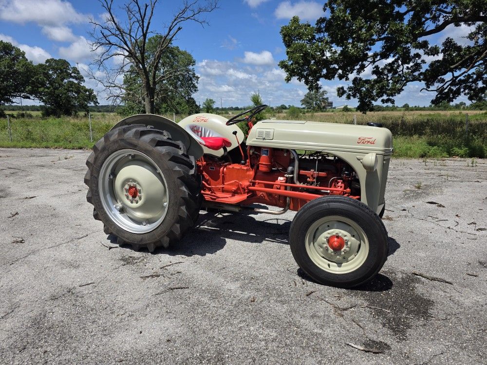 NEAR MINT Ford 8N Tractor!